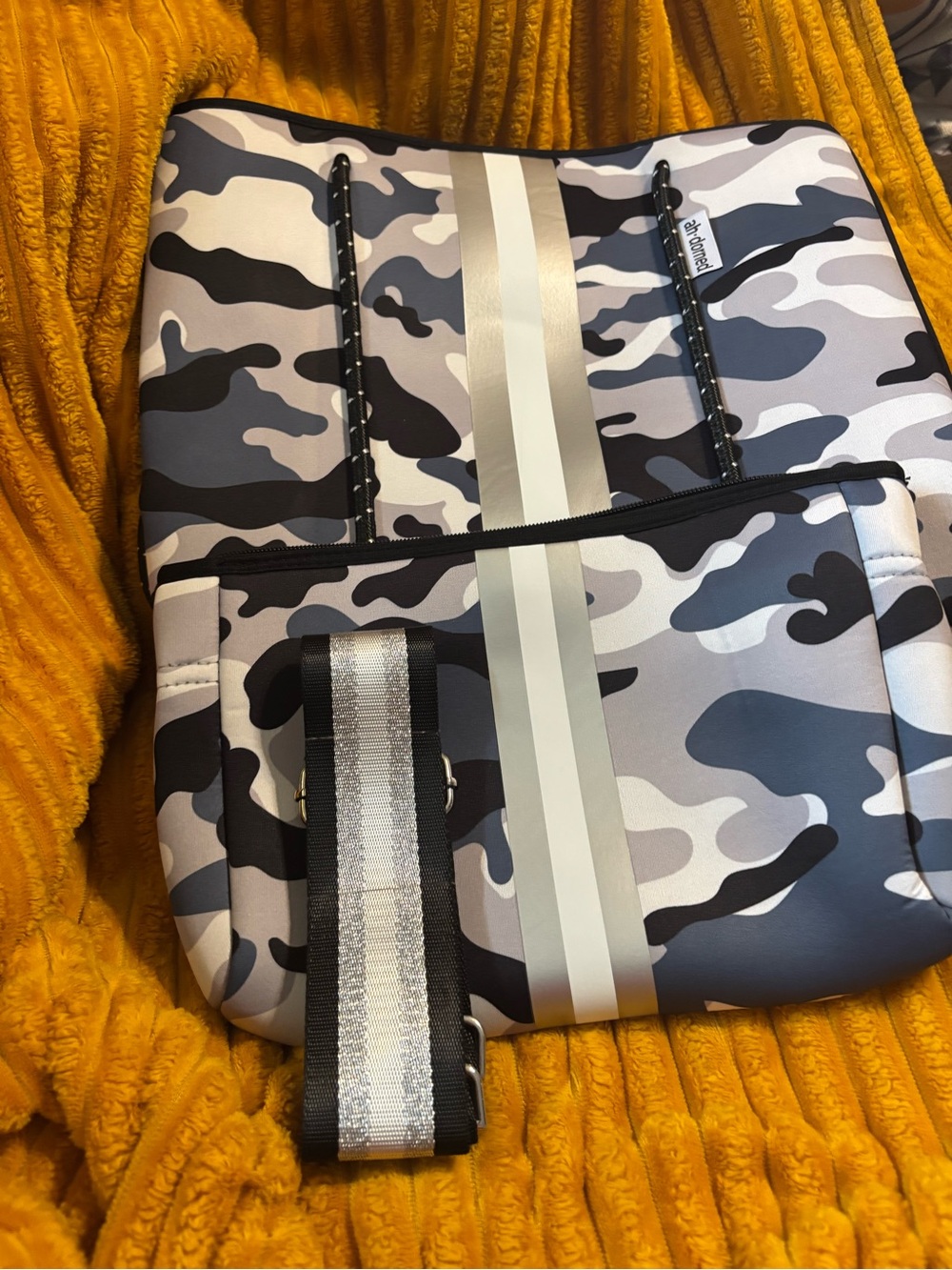 NWT ah•dorned Stylish Camouflage Tote and Pouch Set - Picture 3 of 12
